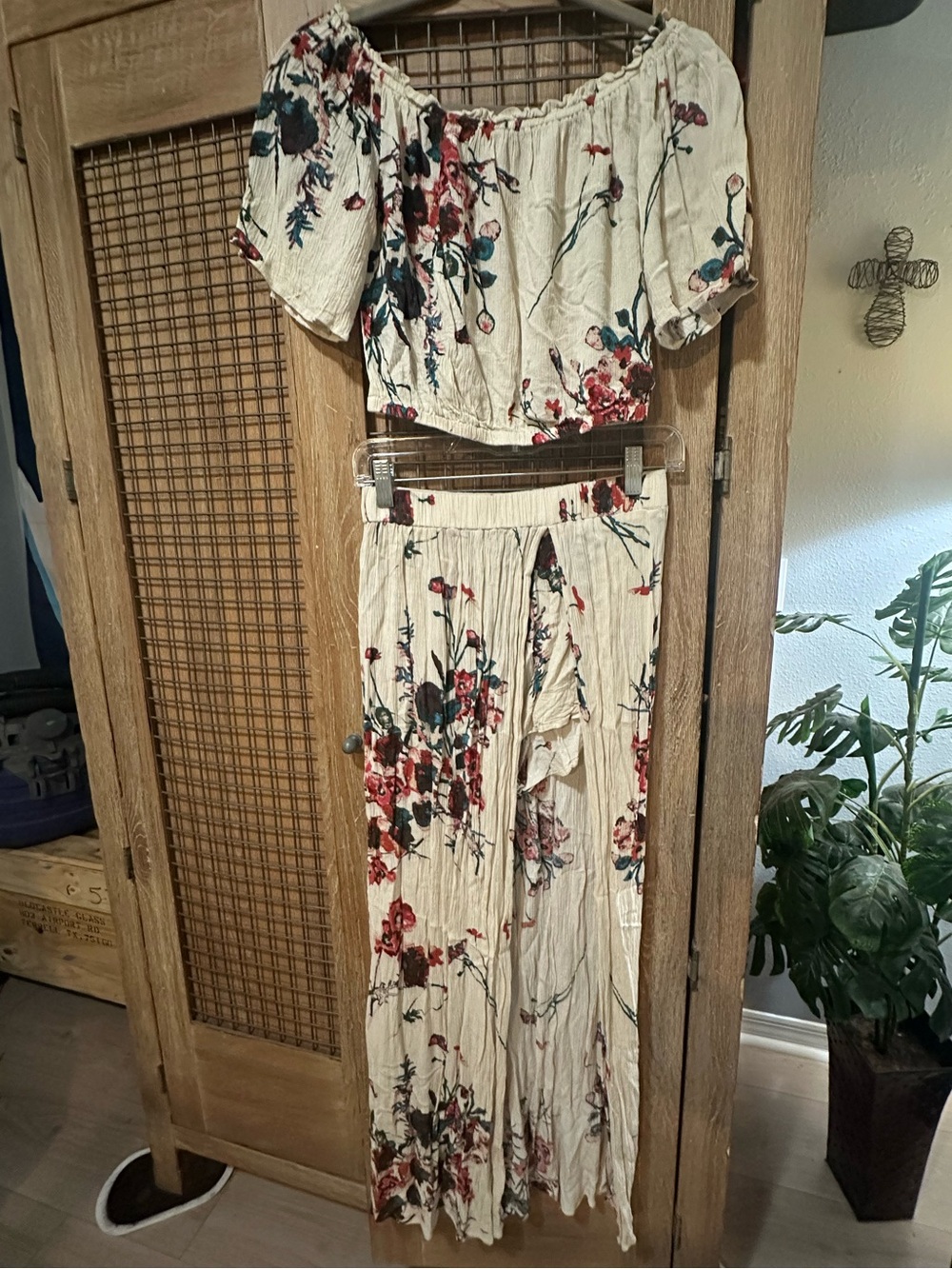 ILLA ILLA Cream Floral Off-Shoulder Crop Top & Wide-Leg Pants Set